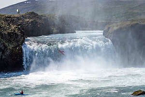 Kayaker takes the plunge