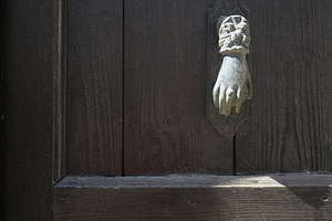 Creepy door knob in Vori