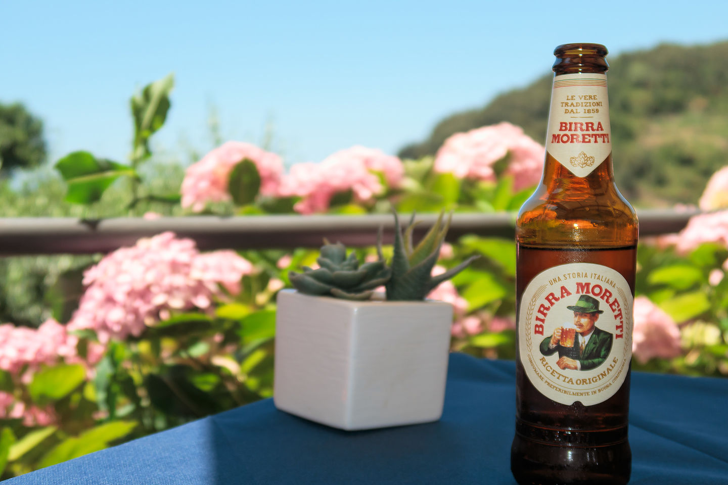 Refreshing beer break in Corniglia