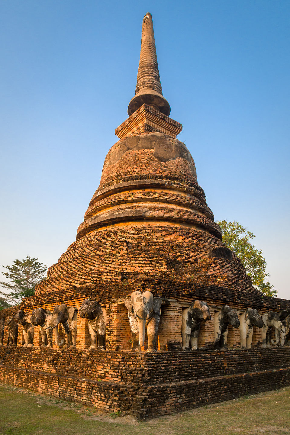 Wat Chang Lom behind hotel