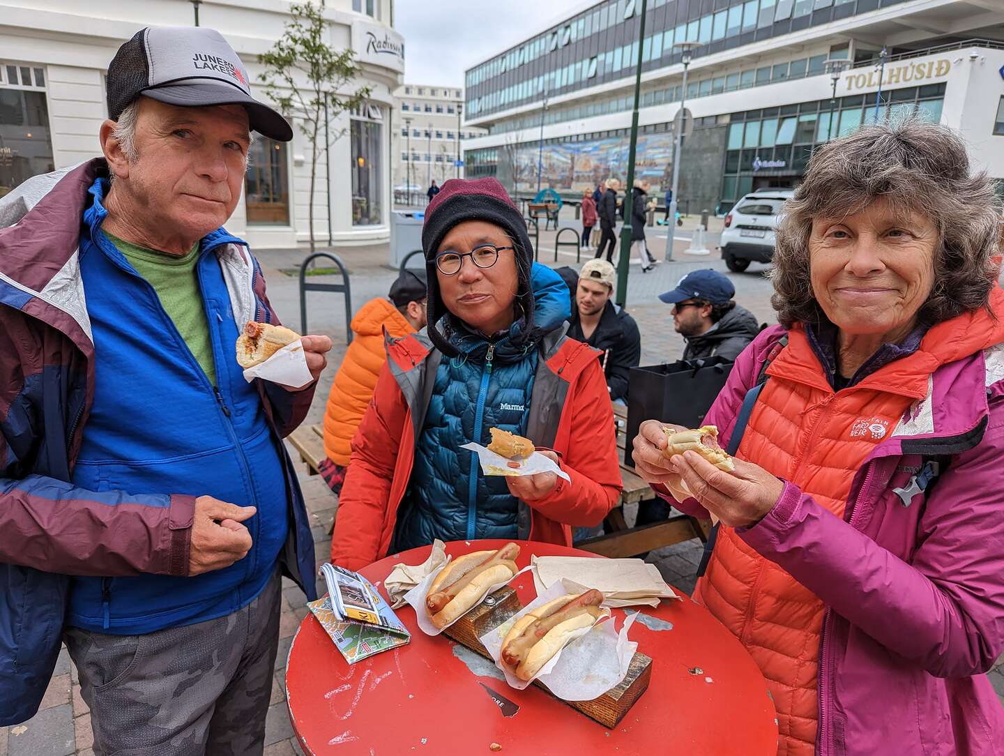 Enjoying a wiener at Bæjarins Beztu Pylsur